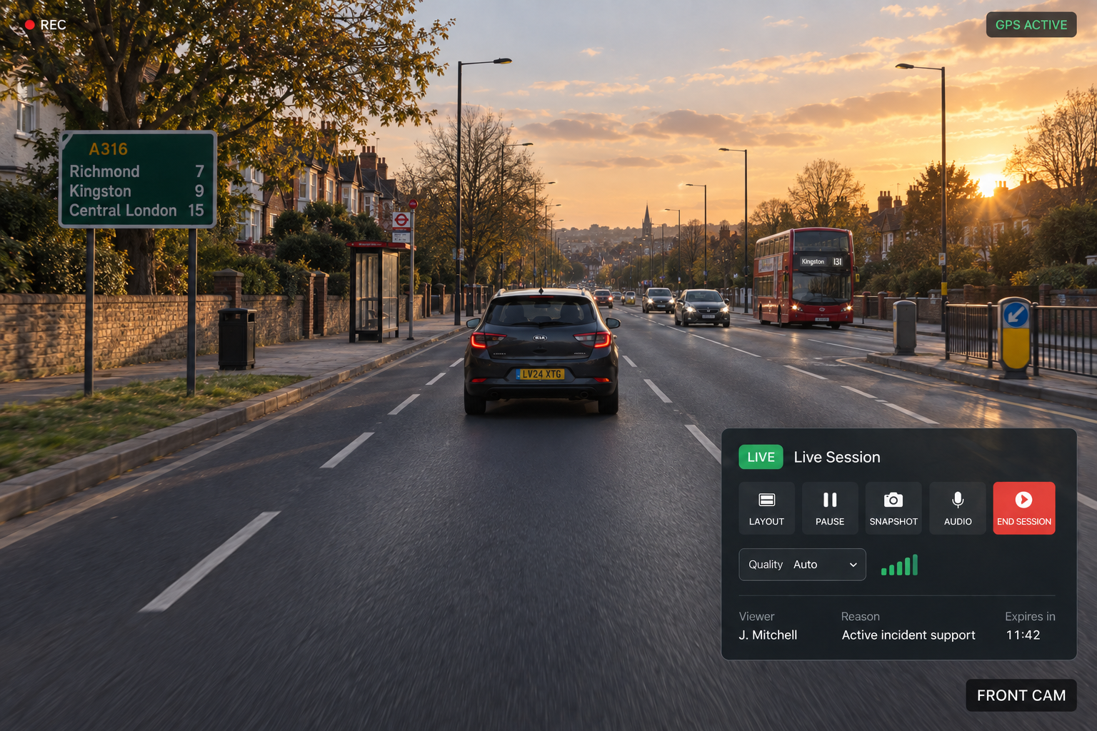 The live session controls: the layout, pause, snapshot and audio buttons, the auto quality selector, the signal strength meter and the end session action, above the session detail row with viewer, reason and expiry. 4:3, dark UI.